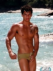 Seductive big muscled amateur gay Kaike strips and shows his huge schlong on the beach