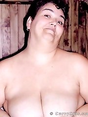 Amateur BBW wife squishes her big boobs