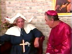 Pappi ruoskinta rasvaa nunna's ass