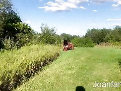 disfrutando del aire libre en una minifalda