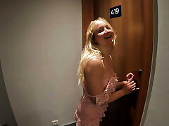 молоденькая француженка-блондинка с большой жопой жестко трахается со своим соседом по отелю за кроссовки dior !!!