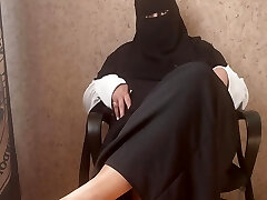 Syrian milf in hijab gives masturbate off directions, cum with her