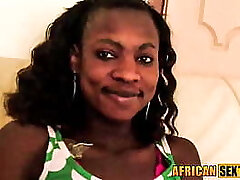 柔软的微笑非洲女孩嘴唇是为公鸡吸吮