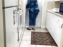 горячая возбужденная сексуальная жена толстушки-изменщицы трахает сантехника раком и в миссионерской позе в качестве оплаты за проделанную работу
