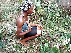 adaobi atrapada por un chica del área orinando en una tierra de cultivo y follada