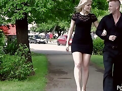 Fantastique blonde en robe noire se raccorde avec un mec et il va avec lui