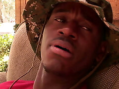 Blondine wird von schwarzen Schwanz auf Farm hart gefickt Blondine wird von schwarzen Schwanz auf Farm hart gefickt