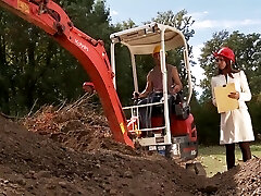 Construction worker fucks a tart on the site and feeds her jizz