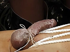 junge dark-haired herrin fesselt ihren sklaven junge dark-haired herrin fesselt ihren sklaven