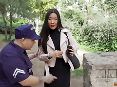 की तरह कपड़े पहने एक पुलिस अधिकारी दोस्त पाता है, दो विदेशी लड़कियों के साथ सेक्स करने