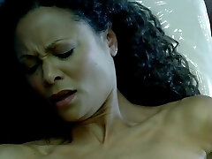 Thandie न्यूटन नग्न स्तन में टीवी शो के द्वारा किया