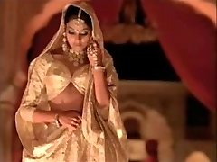 indian actress bipasha basu showing hooter: 
