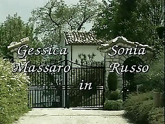 सुनहरे बालों वाली वेश्या साझा एक मुर्गा में विंटेज सेक्स दृश्य