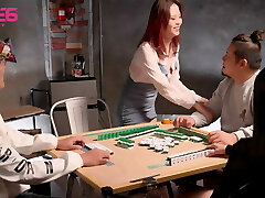 il marito era impegnato a giocare d'azzardo mentre stavo dando un pompino e scopare al suo amico - moglie asiatica barare