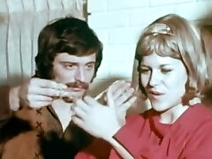 ऑबर्न बालों वाली सेक्सी बेब बहकाया और एक डिक के साथ खिलाया