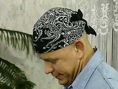 Teen auf der Couch is zum Orgasmus gefickt Teen auf der Couch is zum Orgasmus gefickt