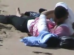 arabiska hijab flicka med hennes bf påkommen med att ha sex på stranden
