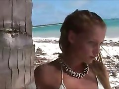 Smekmånad fruar fuska på stranden