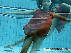 Anna - bare swimming underwater
