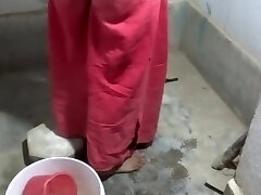 मां और बेटा बाथरूम में12