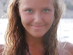 J15 lány meztelenül pózol 5 Szőke lány a tengerparton