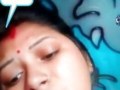 Indian desi wife Demonstrate her boob