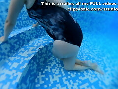 Crossed gams orgasm in outdoors pool