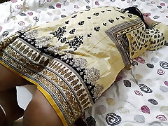 Padosi Sizzling Aunty ko chodne ke liye majboor kiya - Nandita aunty without pajama and Rough poke while resting on bed