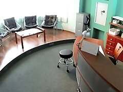性感的病人搞在等待室在假医院