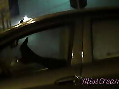 meine schlampenfrau mit einem fremden im auto vor voyeuren auf einem öffentlichen parkplatz teilen - misscreamy