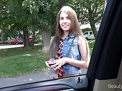 Lusty frolic GF Elle Rose prefers to be pummeled in the car instead of having picnic