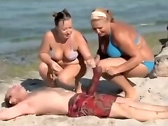 Zdemaskowano i sprawa żart duże kiełbaski na plaży