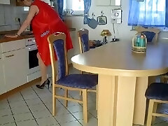 La abuela puño y golpeó en la mesa de la cocina