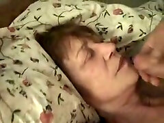 Tipsy mom-in-lwa gives me some head and takes facial