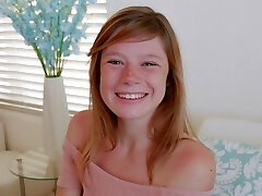 linda adolescente pelirroja con pecas orgasmos durante el casting pov