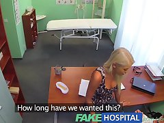 FakeHospital Orvosok dögös szőke felesége követeli a mag az irodájában egy ajánlatot, hogy concieve