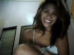 bastante filipina mamá misty mostrando su peludo coño en la webcam