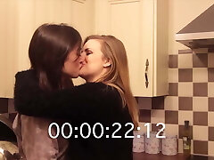 गुलाब & रोजी लेस्बियन चुंबन!!