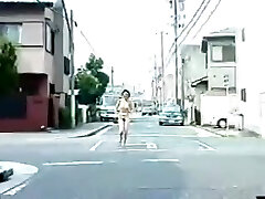 जापानी लड़की नंगा और चलाने के लिए सड़क पर