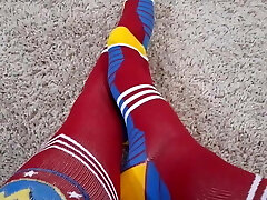 我的脚和腿在超级英雄的袜子