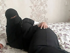 сирийская милфа в хиджабе мастурбирует волосатую киску до оргазма