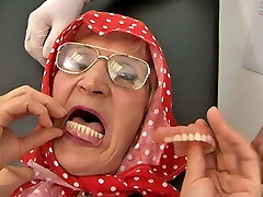 Toothless grandma (70+) takes out her dentures before fuckfest