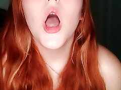 Ruivinha brincando com seu vibrador gemendo muito Ruivinha brincando com seu vibrador gemendo muito