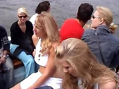 Blondie babes in do it in public Blondie babes in do it in public