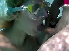 Swimming like a smashing mermaid Samantha Cruz gives a blowage underwater Swimming like a smashing mermaid Samantha Cruz gives a blowage underwater