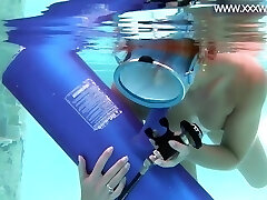 Minnie Manga blows faux-cock underwater