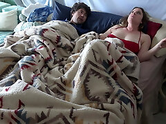 Stepson gets up with stepmom in the bed and ravages the wrong fuck hole