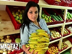 CARNEDELMERCADO - Thick And Curvy Latina Agrees To Penetrate Stranger - MAMACITAZ