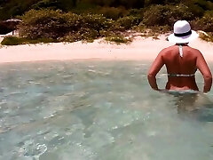 Mature Woman Exposing Her Hairy Cunny Underwater