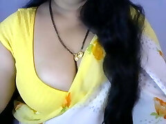Indian babe in saree reveals her big fun bags